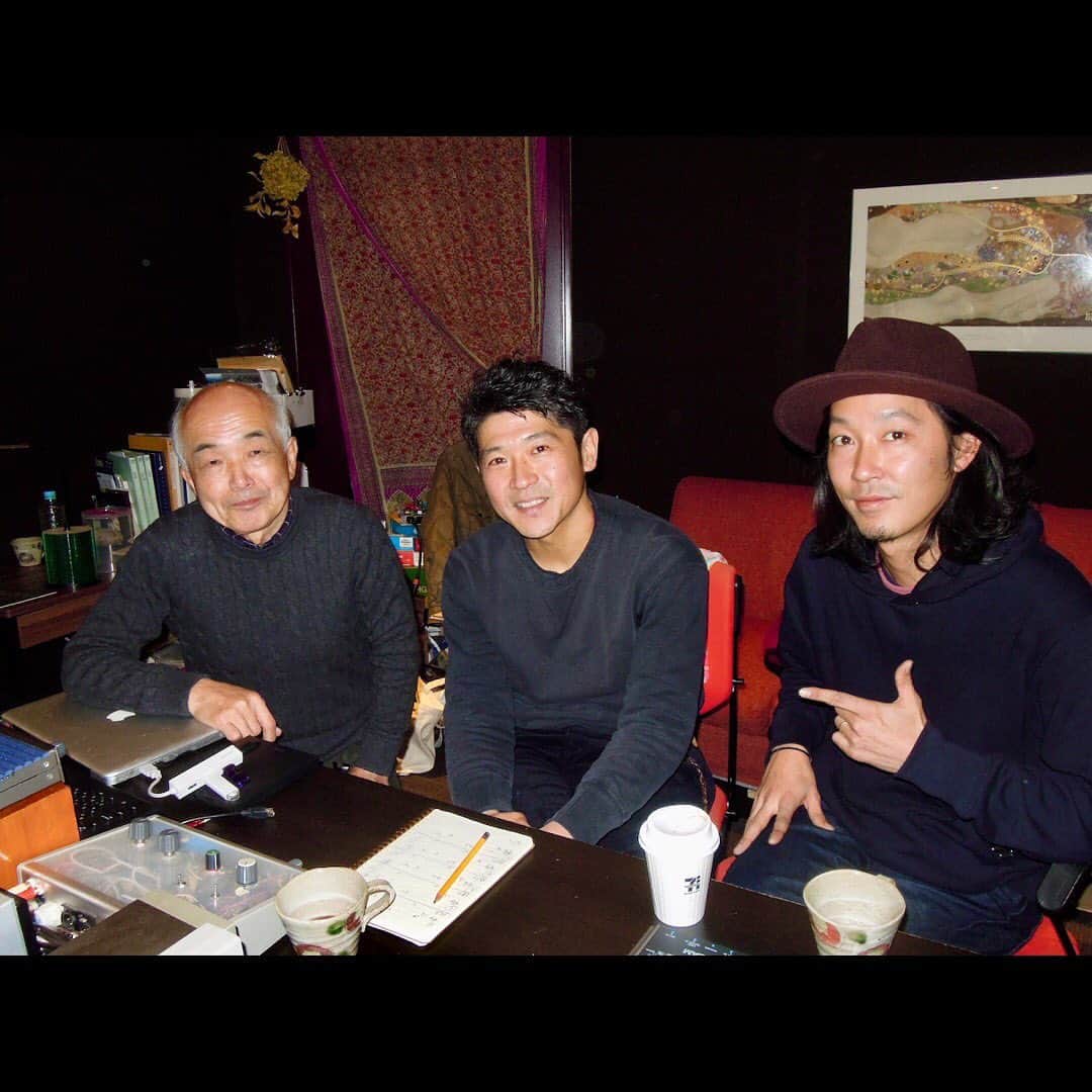 のインスタグラム：「今日はstudio ATLIOでIRIE JAZZ SESSIONのマスタリング〜♬  マエストロ田中さんと作業しながらいろんなガイダンスも聞けて実り多き時間。  そして出来上がった音も最高！！  いよいよIRIE JAZZ SESSIONのリリース準備も最終楽章♬  もやもやとした気分を晴れ飛ばすようなIRIEな音を届けたいと思います。  リリース情報はまたおって告知します。  楽しみにしていてください！  アイリ〜♬  #iriejazzsession  #田中一三 #monkysax #小林洋太」