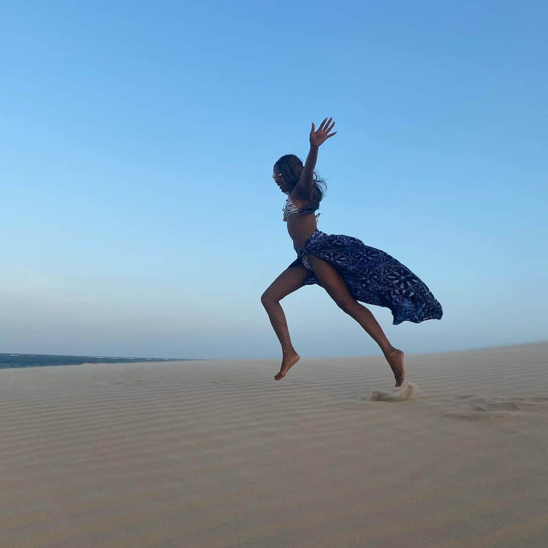 ナオミ・キャンベルさんのインスタグラム写真 - (ナオミ・キャンベルInstagram)「#VIBE: Right where I need to be, No where & Free 💙🇰🇪💙#NAOMIAFRICA」1月7日 23時10分 - naomi