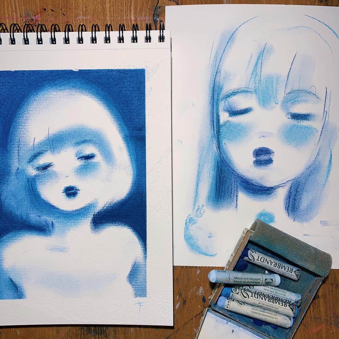 門小雷のインスタグラム：「櫃桶底發現一盒來歷不明的藍色SOFT PASTELS，試筆。」