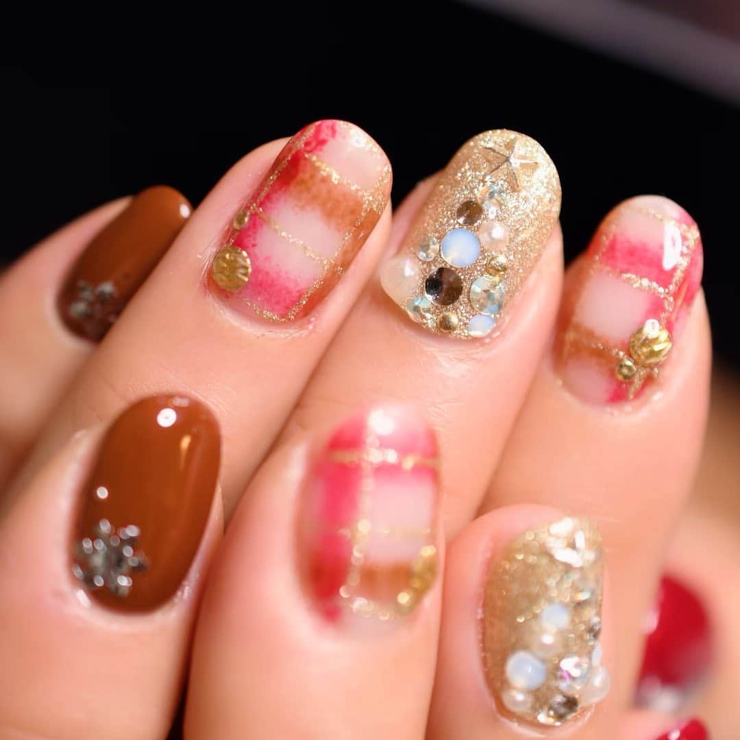 Yuka Maeda ::manicurelistのインスタグラム：「. . Salon data▼ ＝＝＝＝＝＝＝＝＝＝＝＝＝＝＝＝＝＝＝＝ . CADENAS -nail eyelash salon- ●Nail artist  @yuka.maeda  @yuki_cadenas ●eyelash　@cadenaseyelash  ゲストに愛と感動を…♡ . 【 LINE ＠cadenas 】 ご予約/お問い合わせはLINEよりお気軽に🤲 ▶︎▶︎#cadenasnail デザインアップしてます♡  price…★⭐︎Instagram特別キャンペーン中⭐︎★ . 「インスタ見たよ👀」と LINEからご予約で特別プライス7500円！！ . ※ご新規様限定 ※キャラクターや特殊なエレメント等のみ 別途料金いただく場合ございます🙇🏻‍♀️ . . price…初回8000円（オフ込み） access…大阪市北区堂山町16-1  中崎町駅  徒歩5分 /  梅田駅  徒歩6分 . tel… 06-4792-8617 ＝＝＝＝＝＝＝＝＝＝＝＝＝＝＝＝＝＝＝＝ . . .  #中崎町ネイルサロン #梅田ネイルサロン #大阪ネイルサロン #関西ネイルサロン #インスタネイル #instanails #instanail #トレンドネイル #ネイルサンプル #チェックネイルデザイン  #ネイルブック #チェックネイル #ネイルチェンジ #今月のネイル #にゅーねいる #冬ネイル #パールネイル  #ネイル大好き #赤ネイル #ネイル部 #女子力向上委員会 #女子力 #女子力ネイル #アートネイル #rednails  #ニューネイル  #ナノソル #ナノソルcc  #ナノソル販売店大阪」