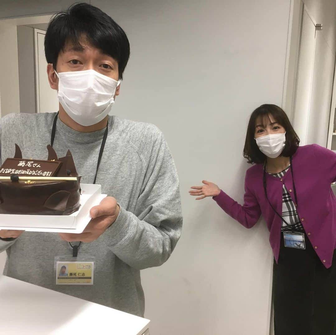 HTB「公式イチオシ！」さんのインスタグラム写真 - (HTB「公式イチオシ！」Instagram)「きょうは藤尾さんの誕生日！ たまたま近くにいた高橋アナにもカメラに入ってもらいましたが、なんだか高橋アナのほうが誕生日っぽくなってしまいました。  という写真です。  #イチオシ #オクラホマ #藤尾仁志 #誕生日🎉 #ハッピーバースデー🎂 #誕生日の雰囲気あんまりない #ただケーキを運んでいる人 #高橋春花 #誕生日は6月です😘」1月7日 23時14分 - htb_ichioshi