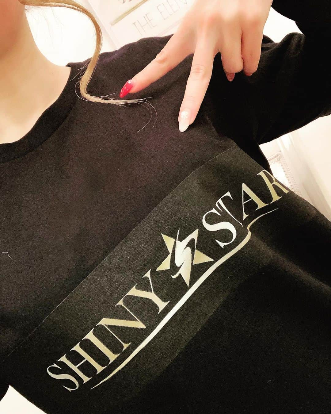 明星優花さんのインスタグラム写真 - (明星優花Instagram)「こんにちは🌟🤗  SHINY🌟STAR ✨限定オリジナルTシャツが出来ました😆‼️ こちらは非売品です🌟  50着ほど用意してますので気になる方は配信で😆  #Tシャツ #ファッション #ファッション好きな人と繋がりたい #アパレル #服 #洋服 #Live #Liver #Live配信 #Live配信アプリ #17 #17Live #17Liver #イチナナ #イチナナライブ　 #イチナナライバー #トップライバー #やる気ある方募集 #ライバー募集  @8_liver_8」1月7日 23時26分 - yuka1219yuka