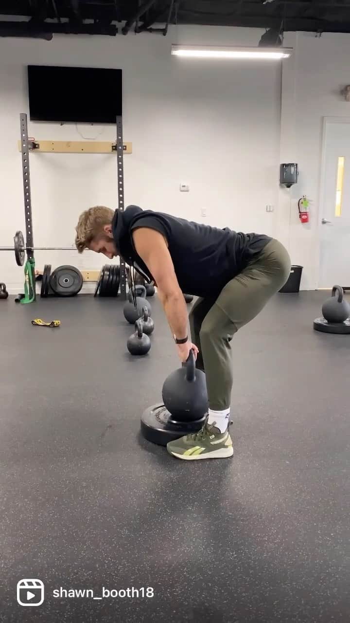 ショーン・ブースのインスタグラム：「BC Lower Body Wednesday! Here’s two moves that we used to murder the posterior chain w/ coach @mytrainercarmen yesterday 💪🏼  . @boothcampgym #BOOTHCAMPteam #Nashville #personaltrainer #glutes #gluteworkout」