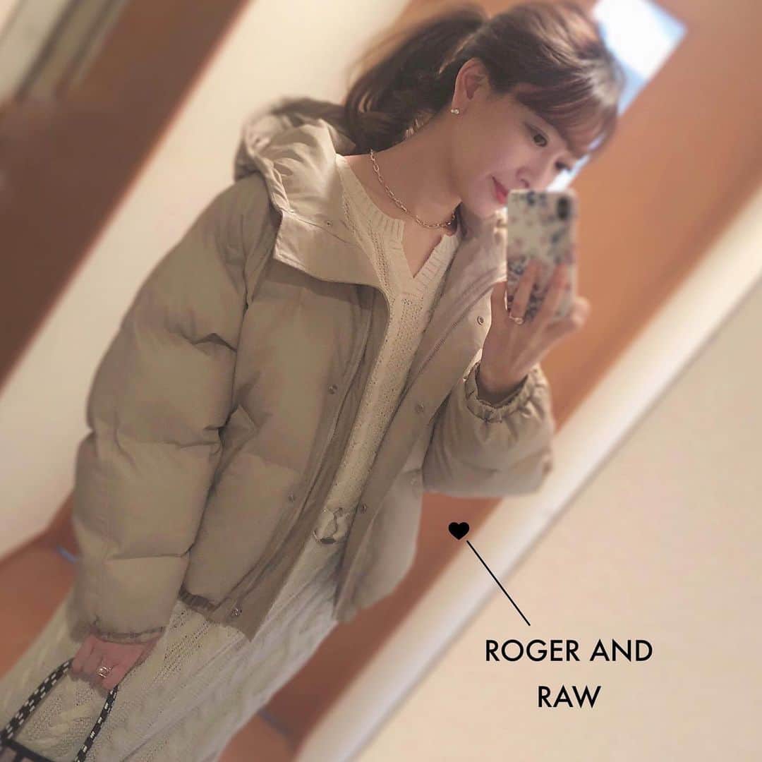 のインスタグラム：「. ℝ𝕆𝔾𝔼ℝ 𝔸ℕ𝔻 ℝ𝔸𝕎 ( @rogerandraw ) レザー中綿BACK刺繍ジャケット🧥 . かなりもこもこで寒さとは無縁🏋️‍♀️ 🚴‍♀️で爆走しても寒くないアウター . 後ろのおっきい文字がポイント💡 . ニットワンピはまた載せます✏️ . . . #ロジャーアンドロゥ #エコファー #エコファーコート #ダウンジャケット #ダウンコート #ダウンジャケットコーデ  . . . #fashion#ファッション#冬コート#冬コーデ #デートコーデ#カジュアルコーデ#アラサーコーデ #大人カジュアル#カジュアル女子#ベージュコート #ロジャーアンドロウ#ロジャーアンドロー」