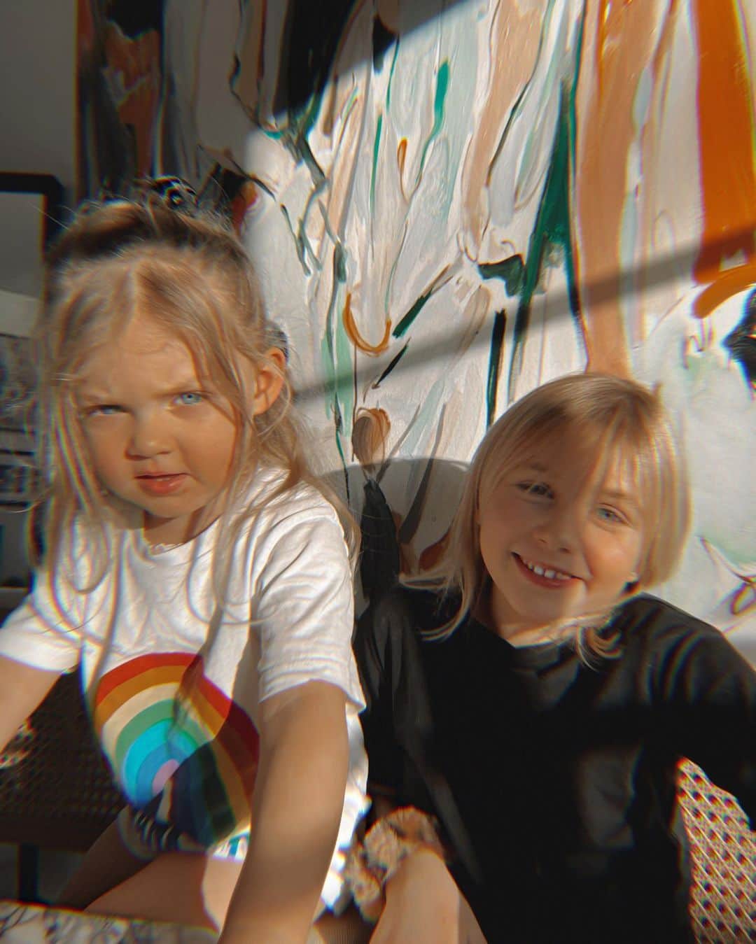 ルー・ティーズデールのインスタグラム：「Bit naughty angel cousin twins saving my life rn」