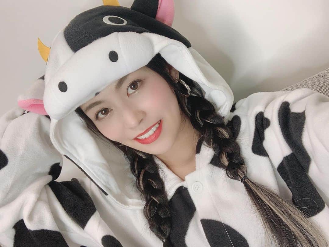 相羽あいなのインスタグラム：「HAPPY NEW YEAR🥳💓  I wish you a year filled with peace, good health and happiness♡♡  あけましておめでモゥ〜🐮💕 インスタで挨拶してなかったー！！ インスタでも今年もよろしくね♡♡ #あぃすた #ainstagram #牛の着ぐるみ #遅くなったけど新年のご挨拶」