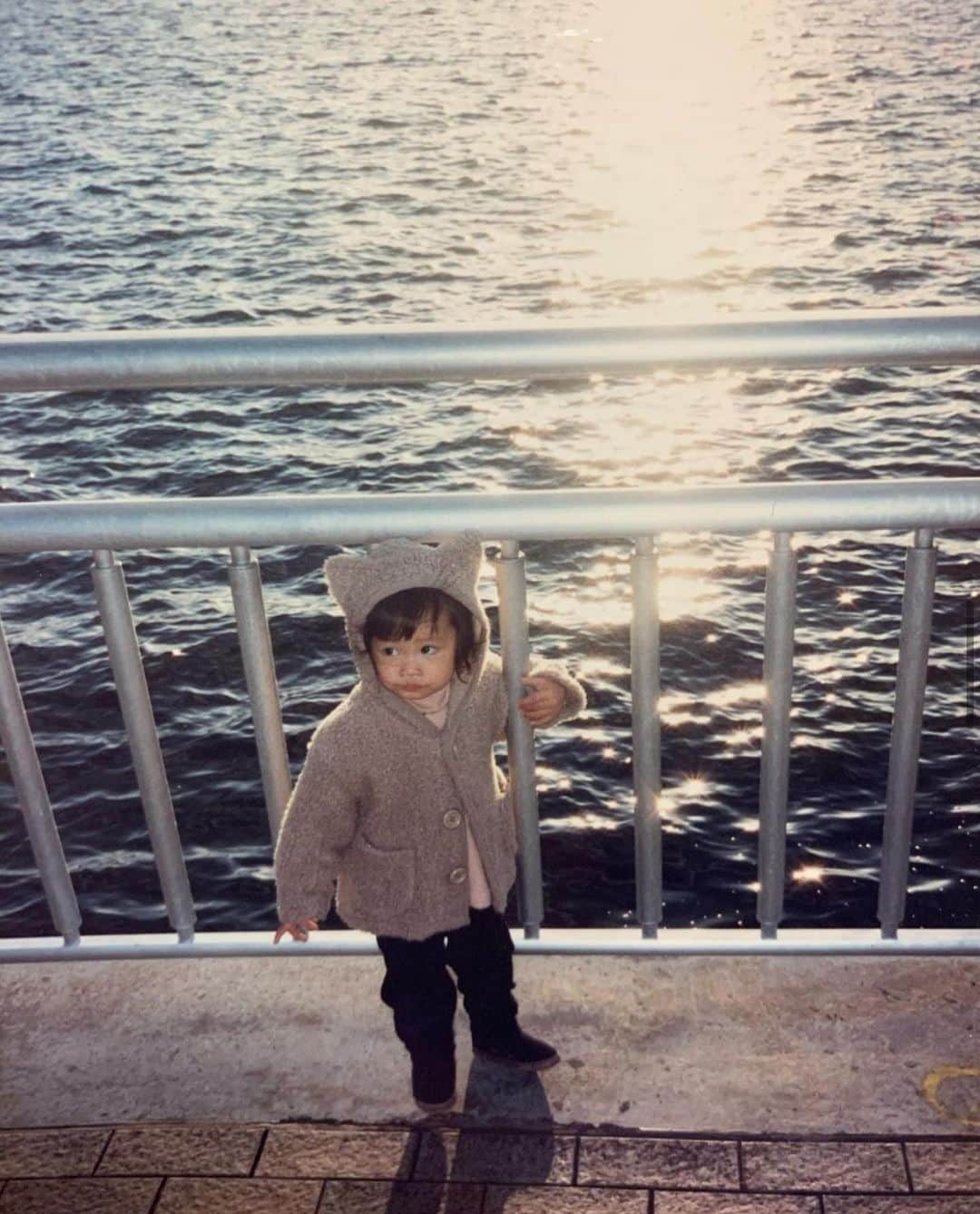 shihori.kathleenのインスタグラム：「. 昨日 1月6日また歳を重ねました🎂  ベビしほり。背中からはみ出してる光  撮ったのは お母さんかお父さんか きっと 撮る時に そっと 少しかがんで、 フィルムのボタンを押したんだって思ったら 心がじーんとした  これからもがんばる いつもありがとうございます😌」