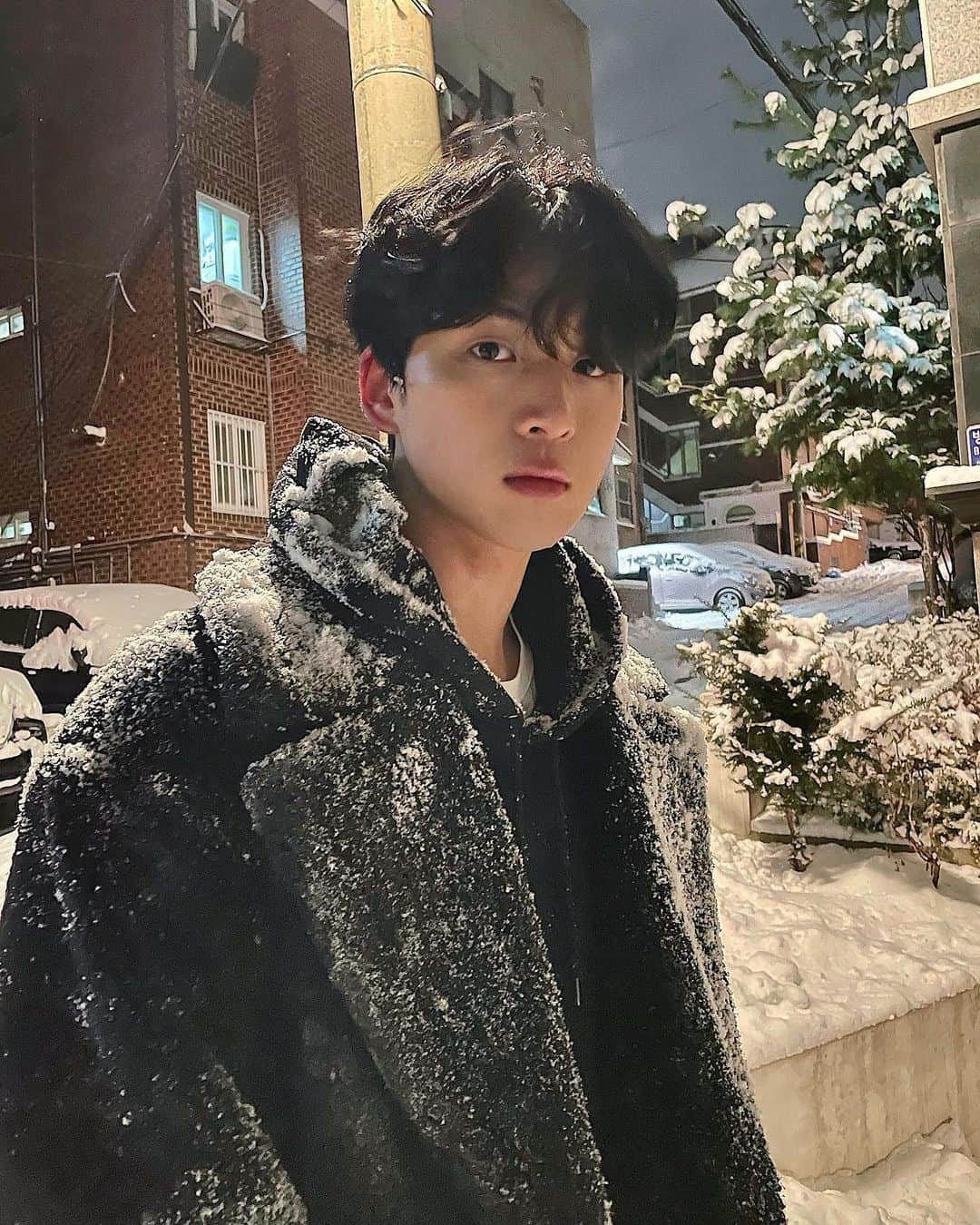 キム・カンミンのインスタグラム：「설레이는 첫 눈 ☃️💙」