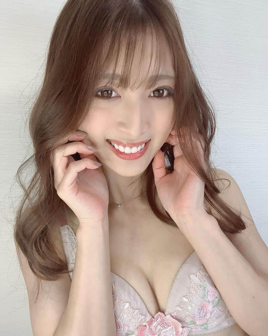 宇野栞菜（阿部栞菜）さんのインスタグラム写真 - (宇野栞菜（阿部栞菜）Instagram)「おはようでぃあす☀️ 昨日は場所によっては雪❄がー😳って方もいたけど朝は大丈夫だったかな？🤔  今日も頑張ろうね❤️  #おはようでぃあす  #雪景色  #❄️☃️  #ランジェリー  #サルート女子  #salute  #セクシーランジェリー」1月8日 10時16分 - kanna_uno