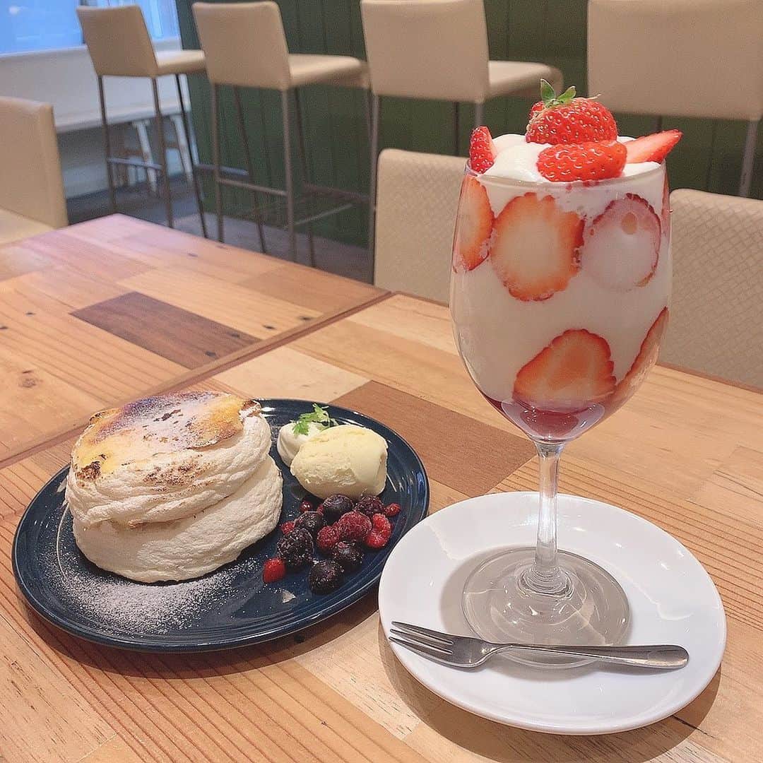 板野優花のインスタグラム：「☕️大阪・心斎橋 COLONY by EQI さん @colony_cafe_official  ・ 撮影終わりに偶然見つけて入ったら めちゃくちゃ可愛いドリンクとか 美味しそうなメニューも沢山あって 1人で来たのもったいなかったー😭💕 ・ 誰かと来て可愛いメニュー並べて 写真撮ったらより映える！✨ ・ そして何より美味しかったの☺️💓 パンケーキもぷるんぷるんで ふわっふわでブリュレが表面にかかってて さらにそれがこんがり焼かれてて 食感も味も美味しかったー🥰 ・ その日いらっしゃった店長さんかな？ その方もとっても優しくて素敵なお店だった😍 スタッフさんはみんなプロのパティシエしか いないお店なんだとかー😳 ・ ファンのみんながカフェ投稿も 自撮り載せてー！！って事で2枚目に 忍ばせてまーす😂💕 ・ #colonybyeqi  #大阪カフェ #大阪グルメ #心斎橋カフェ #心斎橋グルメ #アメ村カフェ #アメ村グルメ  #関西カフェ巡り #北区カフェ #カフェ巡り好きな人と繋がりたい  #関西グルメ #おいしいもの好きな人と繋がりたい #カフェ活 #おすすめカフェ #カフェ女子 #パンケーキ #いちごミルク #ゆーろの美味しいメモ」