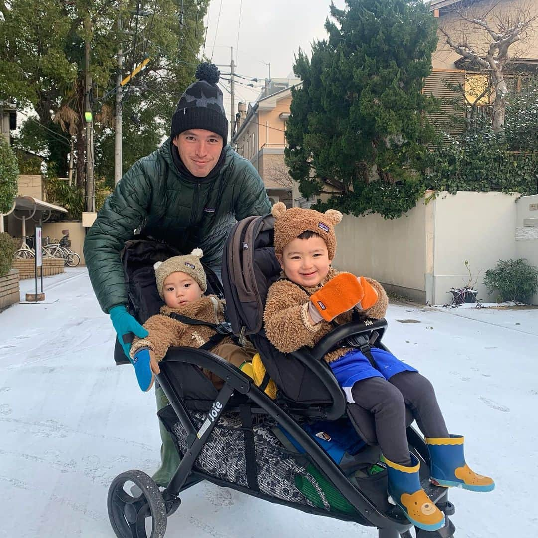 サラ・タミュラのインスタグラム：「雪だ‼️  #sarahlog #colinlog #georgelog #eolog #eoもいるよ　#family」