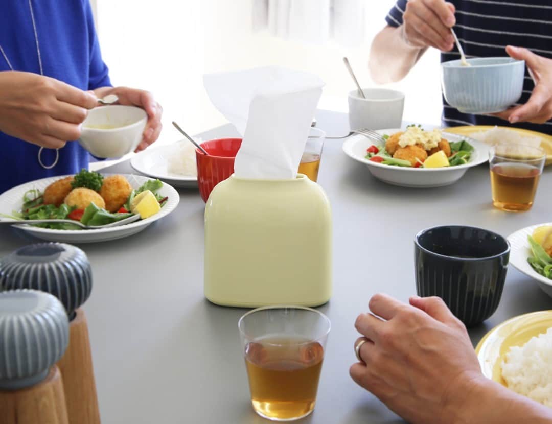 KOZLIFEさんのインスタグラム写真 - (KOZLIFEInstagram)「食卓に置いても全然邪魔にならないティッシュケース、ありますよ。 とってもコンパクトで見た目も可愛い。 かなり便利な存在です！  -登場したアイテム- DUENDE/PICCOLA　ティッシュケース  ◎商品は当店トップページのバナーorプロフィールのURLからどうぞ。 ▶︎ @kozlife_tokyo  #KOZLIFE #japan #LoveFoodLoveLife#Interior #instahome #instagood #instajapan #foodporn #instafood#foodstagram #foodlover #delistagrammer #duende #piccola #ピッコラ #ティッシュケース #北欧 #北欧インテリア #北欧雑貨 #インテリア #丁寧な暮らし #シンプルライフ #デュエンデ」1月8日 9時00分 - kozlife_tokyo