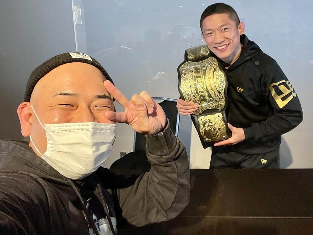 のインスタグラム：「ㅤ ㅤ ㅤ 「ナイスセルフィー2021の1発目は堀口恭司選手と、超絶ナイス "ファンミ皆勤賞" "RIZINバンタム級王座奪還おめでとーう" "アクリル板越しに" セルフィー！！ありがとーーう！！」 ㅤ ㅤ #堀口恭司 選手 #ATT 第4回 #ファンミ 超絶 #ナイスセルフィー #グッティー写真」
