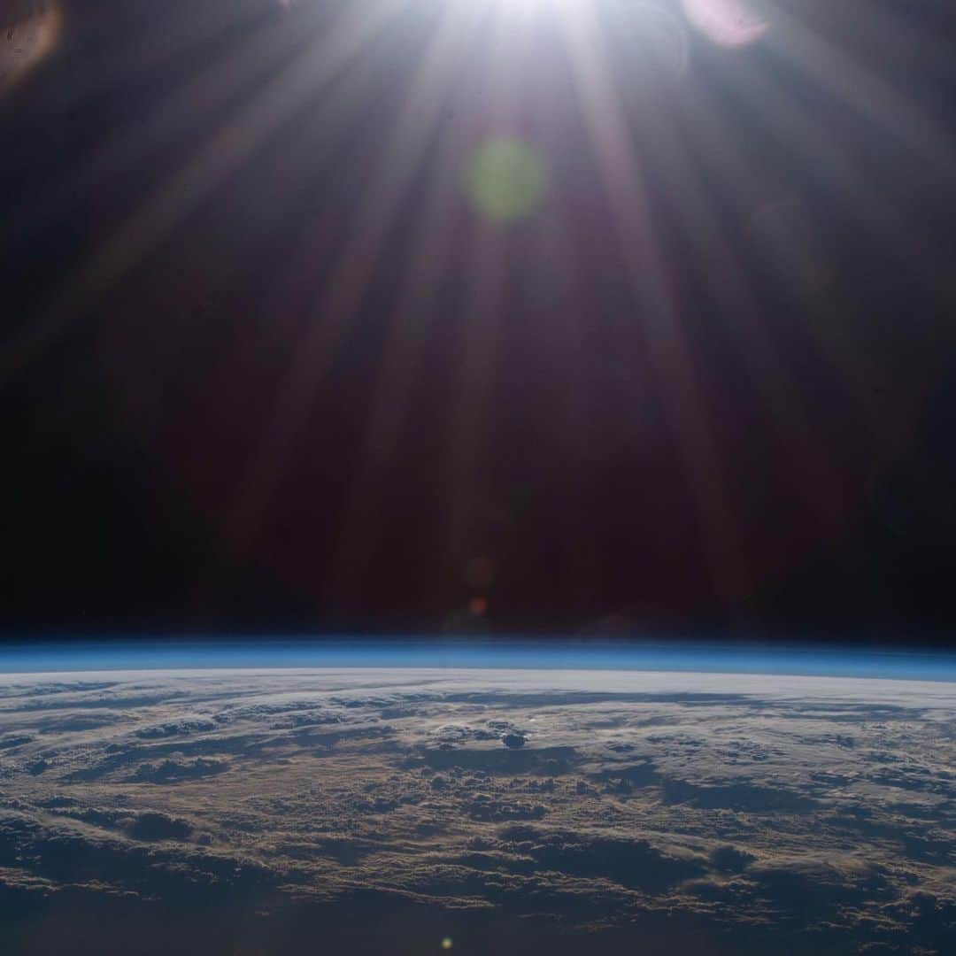 国際宇宙ステーションさんのインスタグラム写真 - (国際宇宙ステーションInstagram)「The International Space Station flies into an orbital sunrise 264 miles above the North Pacific off the coast of Russia. #nasa #roscosmos #jaxa #esa #csa #earth #pacific #ocean #sunrise #russia #unitedstates #japan #europe #canada #international #space #station」1月8日 9時13分 - iss
