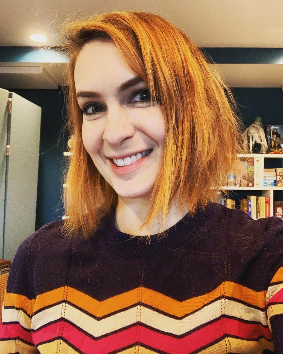 フェリシア・デイのインスタグラム：「I washed my hair. Also, impeach Trump.」