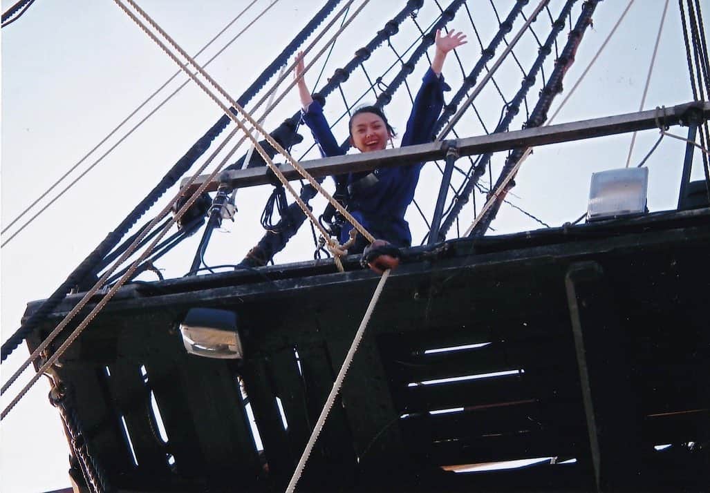 野村佑香さんのインスタグラム写真 - (野村佑香Instagram)「『ぐるっと北欧』オフショット②  ヨーテボリで発見&乗船させていただいた帆船のメインマストに登らせてもらってました⛵️  高いところが大好きで、船の見張り台というロマンいっぱいな場所に登れる機会はまたとない‼️とテンションあがりっぱなしでした✨ きちんとハーネスもつけて、途中斜めに角度がある場所も『手じゃなくて足の力を使って」とお姉さんにアドバイスいただいて、登り切ったその場所は、気持ちの良い風が吹く絶景な場所でした🌍  ほんっと気持ちよかった‼️  最後の写真、どこにいるか見つけてね♪  #ぐるっと#ぐるっとシリーズ#北欧#オフショット#filmphotography #フィルム写真#帆船#ヨーテボリ」1月8日 9時29分 - nomuyuu