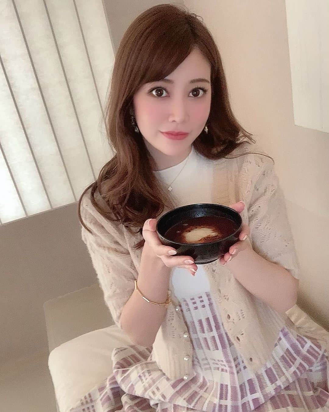 薄井美樹のインスタグラム：「．     寒いね〜🥺🥺 そろそろ雪ふるのかな☃️？   お汁粉たべたくなる季節💕 こしあんしか食べれないけど♫♫     ．」