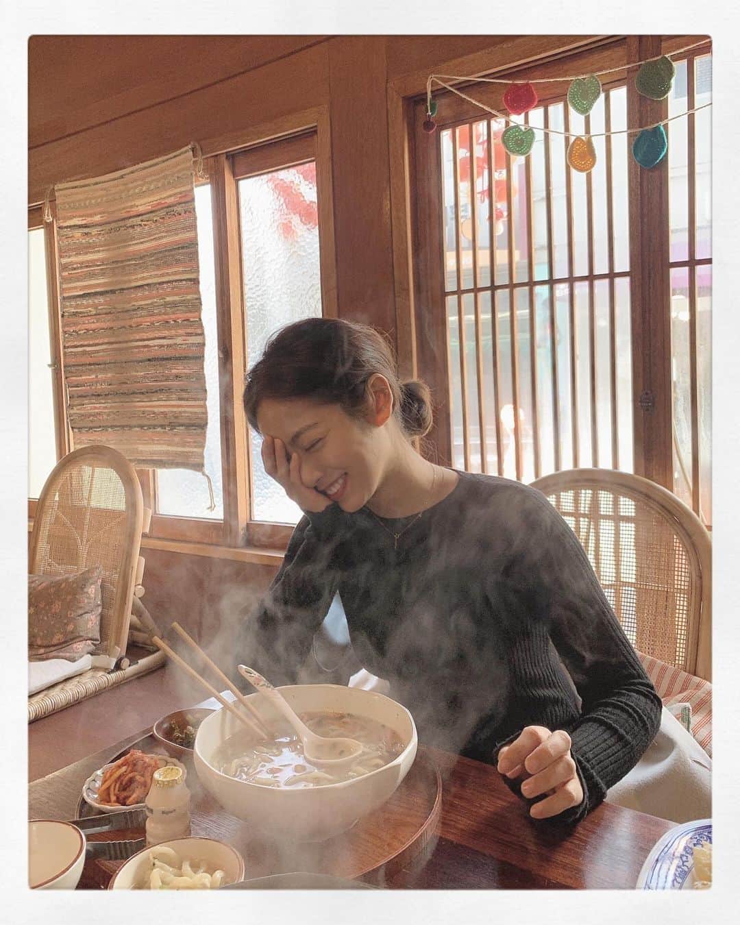 パン・ソヨンのインスタグラム：「. 오랜만에 진짜 겨울같네요  뜨신 국물이 생각나서 브리아나사장님이랑 교토로 날아왔어요 구두장인집 앞 맛집이라는데  여기 장칼국수 잘하네요  거의 온천 먹는 느낌   미끄러운 길 조심 🐌  #교토#여행#거짓말  #성수동#구두장인#브리아나 #맛집#성수동맛집#칼국수#장칼국수#동구식당」