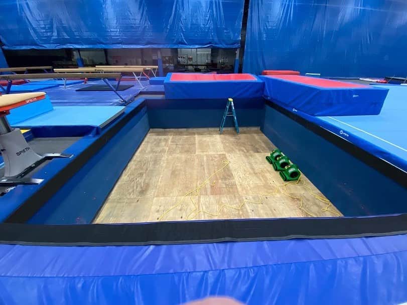 Inside Gymnasticsさんのインスタグラム写真 - (Inside GymnasticsInstagram)「#ad #partnerpost Looking good!!! • @americangymnast_images Out with the old —(loose foam pit 🤢). In with the new AIRBAG!!!😲 @bigairbag  What a delight it was for American Gymnast to help upgrade and complete this installation for the @usagym Women’s National Team training in Indianapolis!   🧼CLEAN, SAFE and a beautiful asset for today’s gyms.   👉🏼Swipe left and check out the pics and video at the end showing this in action!!! One of the first of many installations this month to provide gyms and their gymnasts a healthy way to train!  For information on getting your own gym an airbag, go to https://www.american-gymnast.com/airbags-in-gymnastics/  🤸🏿‍♀️ 🤸‍♂️ 🤸   #bigairbag  #airbag #cleangym #cleangympit #gymnasticspit #gymdesign #gymdesigner  #gymdesigns #wnt #gym #loosefoampit #foampit」1月8日 9時37分 - insidegym