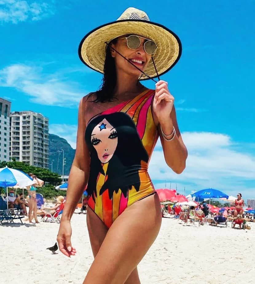 カロライナディークマンのインスタグラム：「ju; que orgulho te ver usando esse maiô  com a menina q eu desenhei... vc me inspira muito,  e te ver nessas fotos,  linda,  e com esse sorriso,  me emocionou... muito!!! loviú,  deusa master; beijo! ❤️」