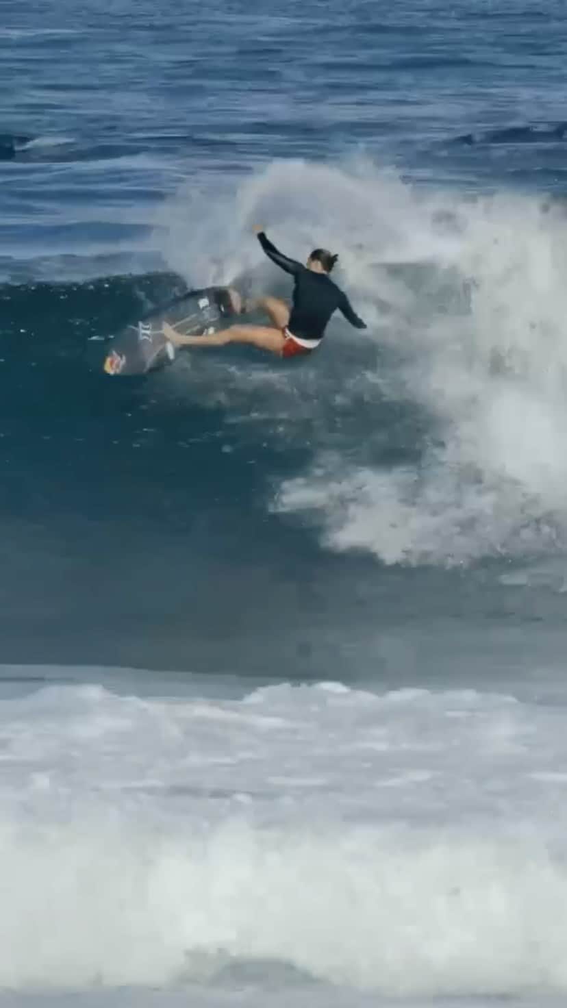 カリッサ・ムーアのインスタグラム：「Felt good to take the Black Beauty for a ride yesterday at Haleiwa 😊🖤 @mayhemsurfboards_mattbiolos 🎥/ @swellpatrol @vanstriplecrownsurf」