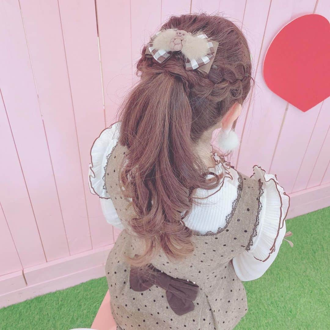 伊藤芽衣さんのインスタグラム写真 - (伊藤芽衣Instagram)「通販のお申し込みも含め﻿ 連日、﻿ ほんとにありがとうございます♡﻿ ﻿ #カワスタ﻿ 本日8日より﻿ 2部がスタートします…♡﻿ ﻿ 画像はきのうのめいち！﻿ ﻿ 久しぶりのポニテに﻿ ﻿ 前回のカワスタで﻿ お迎えした﻿ ﻿ MIX-MIXさん﻿ （@collonmix0220 ）の﻿ くまちゃんクリップを﻿ 合わせました♡﻿ ﻿ ジャンスカは﻿ LODISPOTTOさんで﻿ （@lodispotto_official ）﻿ ﻿ うしろ姿も﻿ 抜かりなくかわいい♡←﻿ ﻿ ﻿ ♡♡♡♡♡﻿ ﻿ Kawaii☆Stars2021﻿ ラフォーレ原宿開催決定❣️﻿ ﻿ ♡開催場所♡﻿ 東京都渋谷区神宮前1-11-6B0.5Ｆ﻿ ﻿ 1部﻿ 1月2日(土)〜1月7日(木)﻿ 2部﻿ 1月8日(金)〜1月13日(水)﻿ 3部﻿ 1月14日(木)〜1月19日(火)﻿ ﻿ ♡♡♡♡♡﻿ ﻿ #カワスタ　#kawaiistars #ラフォーレ原宿﻿ #ロディスポット　#lodispotto﻿ #ガーリーコーデ　#ガーリーファッション﻿ #ハンドメイド　#ハンドメイドアクセサリー﻿ #ヘアアレンジ　#ポニーテール　#うしろ姿﻿ #リボンアレンジ」1月8日 9時36分 - itoumei