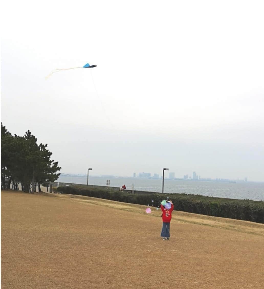 蛯原英里さんのインスタグラム写真 - (蛯原英里Instagram)「今年のお正月は凧上げの凧が何処も完売💧お正月らしいことをしたい！ 無いなら、作っちゃえ～ということで凧を作りました〜🐙 色画用紙、凧糸、セロハンテープ、ハサミ、ビニール紐、色ペン、爪楊枝で簡単に作れちゃいました😊 こんなに薄くて、大丈夫？と思いましたが…想像以上に高く上がってくれました✌️  同じように作っても上がり難い凧もありましたが、制作した過程も楽しかったので良し！と考えていると…「この凧、良かったらどうぞ」と優しい方から譲っていただきましたー！ こちらも手作りで和紙と竹ひごで作っているとても立派な凧👏 高くあがって子供たちも大喜び～！ 来年は、もっと高く上がる手作り凧を作りたいな〜😊  #凧上げ #お正月 #恒例 #譲って下さった方#ありがとうございました #子供たち #大喜び #風強かった」1月8日 9時47分 - eriebihara