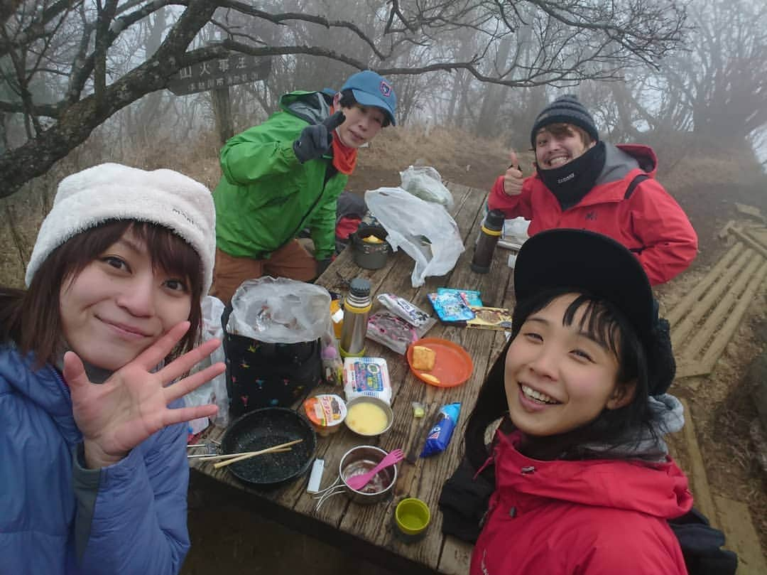 桜花さんのインスタグラム写真 - (桜花Instagram)「ポテトとチキンに見えるこちらは  リンゴとフレンチトーストです🍀笑  作りました🍎リンゴは家できって砂糖まぶしてきまして パンは振ってプリンに浸します✨簡単です🌷  山で食べると全部美味しい＼(^^)／🗻🗻🗻🌷  #焼きリンゴ #フレンチトースト #たっぷりん #プリン #山ごはん  #山おやつ」1月8日 9時47分 - mountainohka