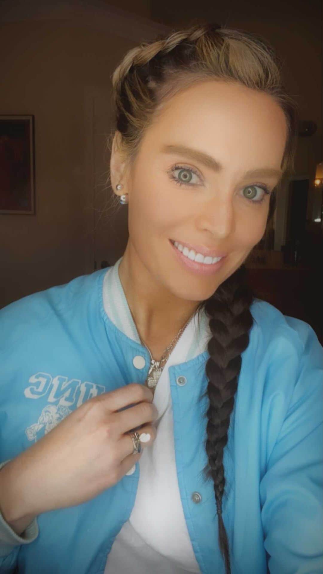 アンナ・ハウスのインスタグラム：「Here’s a throwback to one of my favorite songs growing up 🦋🦋🦋let me know if you guys know what it is? Please comment below 🦋🦋🦋 oh, major props to the best vintage find @finallapshop loving my @unc_basketball breaker #song#love」