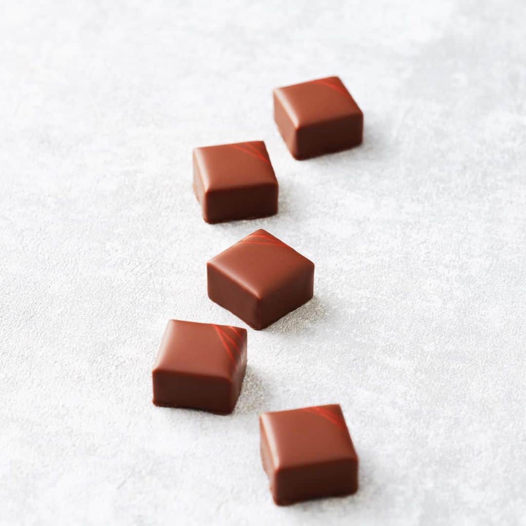 辻口博啓さんのインスタグラム写真 - (辻口博啓Instagram)「2021年新作ショコラ 果実を楽しむ #lechocolatdeh #ルショコラドゥアッシ#htsujiguchi #ginza #sibuya #Japan#chocolate」1月8日 9時51分 - htsujiguchi