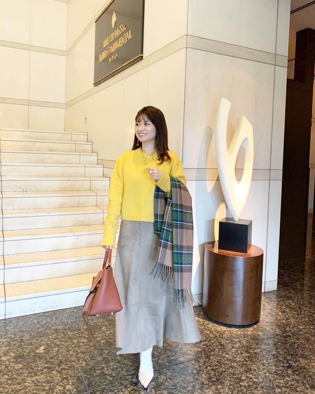 吉田奈央さんのインスタグラム写真 - (吉田奈央Instagram)「Yellow knit💛💛  たまにはっきりカラーが着たくなる！ なんかワクワクするのよ😉←だれ。  イエローを主役にしたコーデ。 ザラのベージュ？グレー？(中間)なジャンスカがこれまた着回しきくから今回はスカートとして。  ニットは @basement_online  形がきれいで着心地とてもいいわ！ 私てきには袖の絶妙な長さがすき😎  柄ストールは @gu_for_all_   この柄一目惚れしたわ😏  ＊  #カラーニット#イエローコーデ#ベージュコーデ#ワントーンコーデ#ベースメントオンライン#basementonline#ニットコーデ#ザラ#ザラコーデ#ジャンスカ#プチプラコーデ#guコーデ#gu_for_all #ママコーデ#ママファッション#きれいめカジュアル#大人カジュアル#着回しコーデ#東京ママ#男の子ママ」1月8日 10時03分 - nao70818