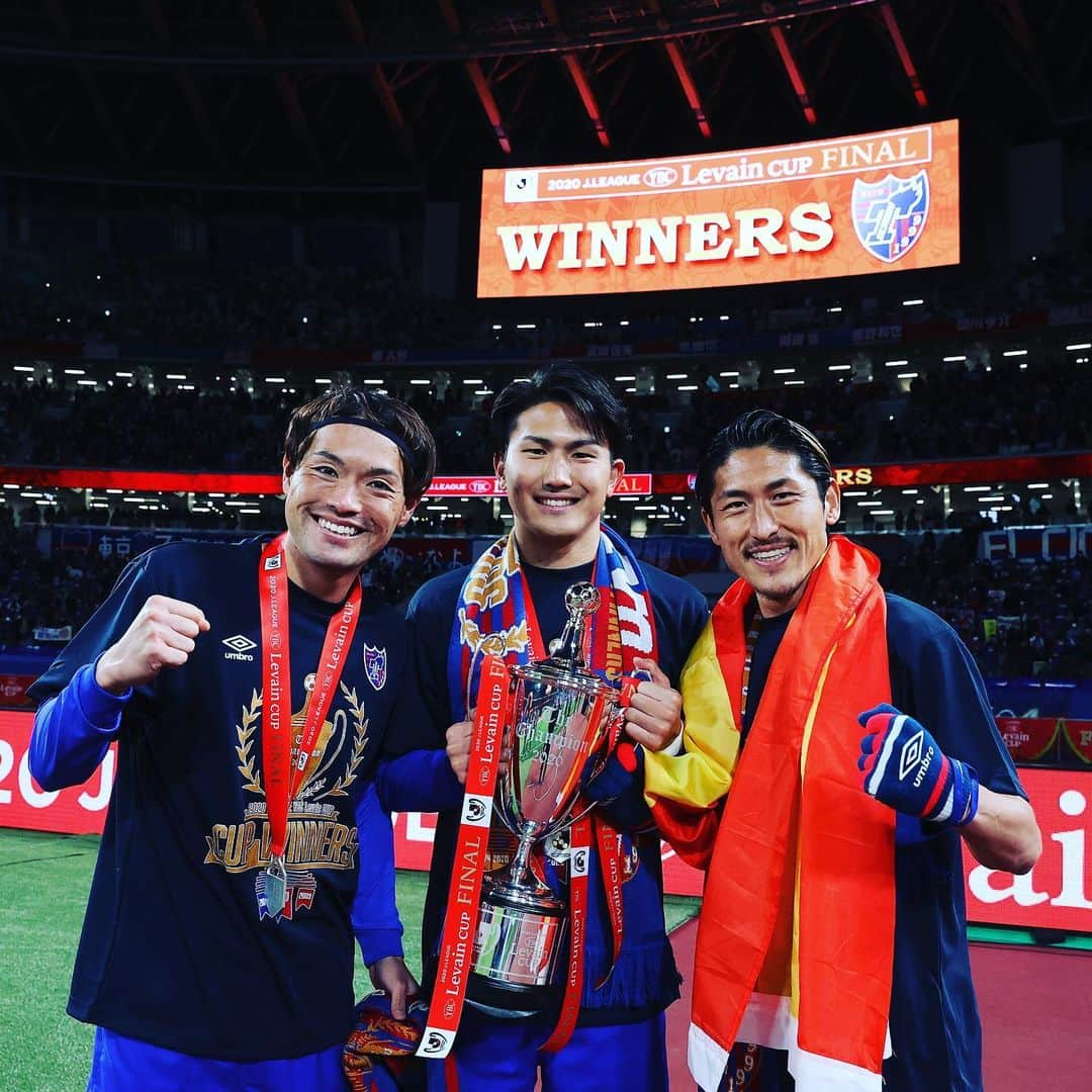 FC東京オフィシャルグッズさんのインスタグラム写真 - (FC東京オフィシャルグッズInstagram)「🔵🏆2020 J.LEAGUE YBC Levain CUP WINNERS🏆🔴 副キャプテンとして、キャプテンが離脱中、キャプテンマークを巻き戦い続けた #渡辺剛 選手。 大きな重圧と戦い続けた2年目のシーズン。栄冠がさらに彼を剛く大きくするはず。 @tys_w0205  @fctokyoofficial  #ルヴァンカップFINAL #ルヴァンカップ  #FC東京 #fctokyo #tokyo」1月8日 9時56分 - fctokyoofficial