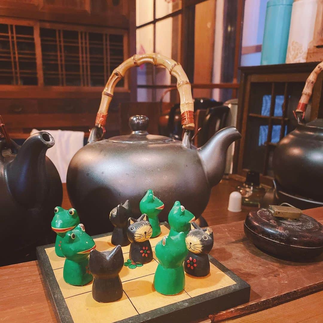 Erenaのインスタグラム：「🏵Taiwan cafe🏵 Both my body and mind are warm. 本格的 台湾茶とっても暖まりバニラの香りに癒された😚💕 🇹🇼🍵🫖 ⇒⇒⇒つづく . #taiwan#cafe#tea#discover#noodle#medication#台湾#台湾カフェ#本場の味#台湾茶#バニラ#和菓子#飲茶#担々麺#台湾ゼリー#豆花#甘味#台湾伝統スイーツ#薬膳#薬膳料理」