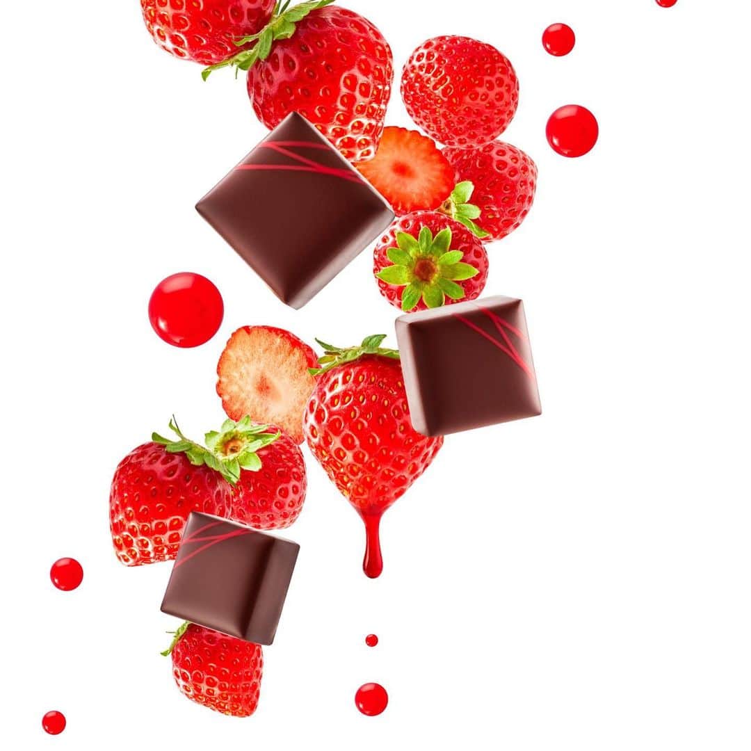 辻口博啓さんのインスタグラム写真 - (辻口博啓Instagram)「しずる感たっぷり2021年新作ショコラフリュイ。カカオの果実感と合わせて。#苺スイーツ #style #strowberry #chocolate #バレンタイン#チョコレート #htsujiguchi」1月8日 9時56分 - htsujiguchi