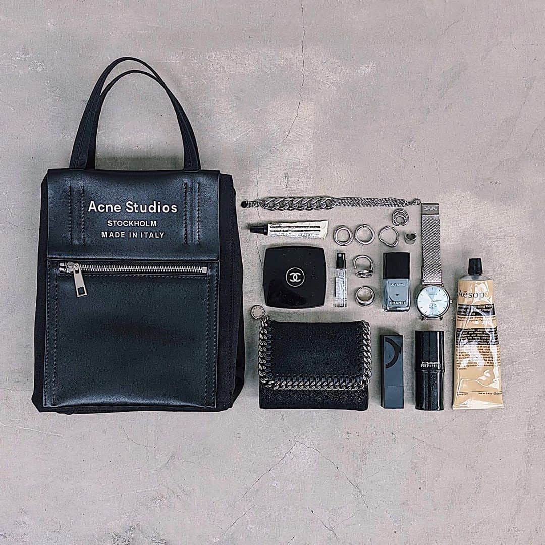 maai0528さんのインスタグラム写真 - (maai0528Instagram)「〻🕵🏻‍♂️🐕‍🦺👝🖤 Things in my bag‥☺︎ お気に入りすぎる鞄には 好きなアイテムを 色々入れがち。 ． ．  #fashion  #acnestudios  #stellamccartney  #teampixel #baroque_pixel #pixelで撮影」1月8日 9時57分 - maai0528
