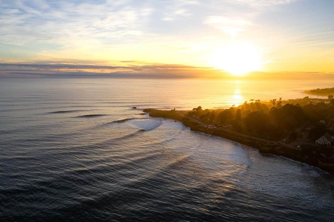 surflineさんのインスタグラム写真 - (surflineInstagram)「We spent most of last night compiling a full gallery from the first week of crazy North Pacific swell — knowing it wasn’t over yet, but needing to showcase the breadth of the swells. As often happens with these things, as soon as we hit publish and shut down our computer for the night, a slice of gold slid into our inbox. This time, it was from Ryan “Chachi” Craig (@chachfiles) from last night’s sunset, and it’s certainly one of the loveliest surf photos of Steamer Lane we’ve ever seen. And there’s still more coming.」1月8日 10時00分 - surfline