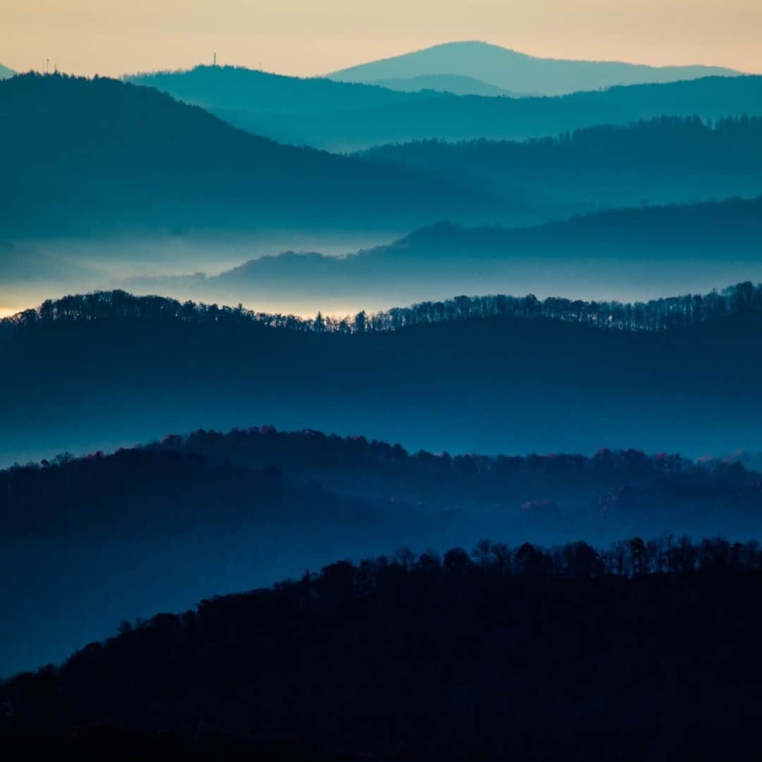 アメリカ内務省さんのインスタグラム写真 - (アメリカ内務省Instagram)「From certain angles, the ridges and layers of forest seem never-ending between Great Smoky Mountains National Park in #NorthCarolina and #Tennessee. World-renowned for its beautiful ancient mountains, cultural significance and diverse plant and animal life, this is America's most visited national park.   Photo @GreatSmokyNPS by Randy Smythe (www.sharetheexperience.org). #usinterior」1月8日 10時05分 - usinterior