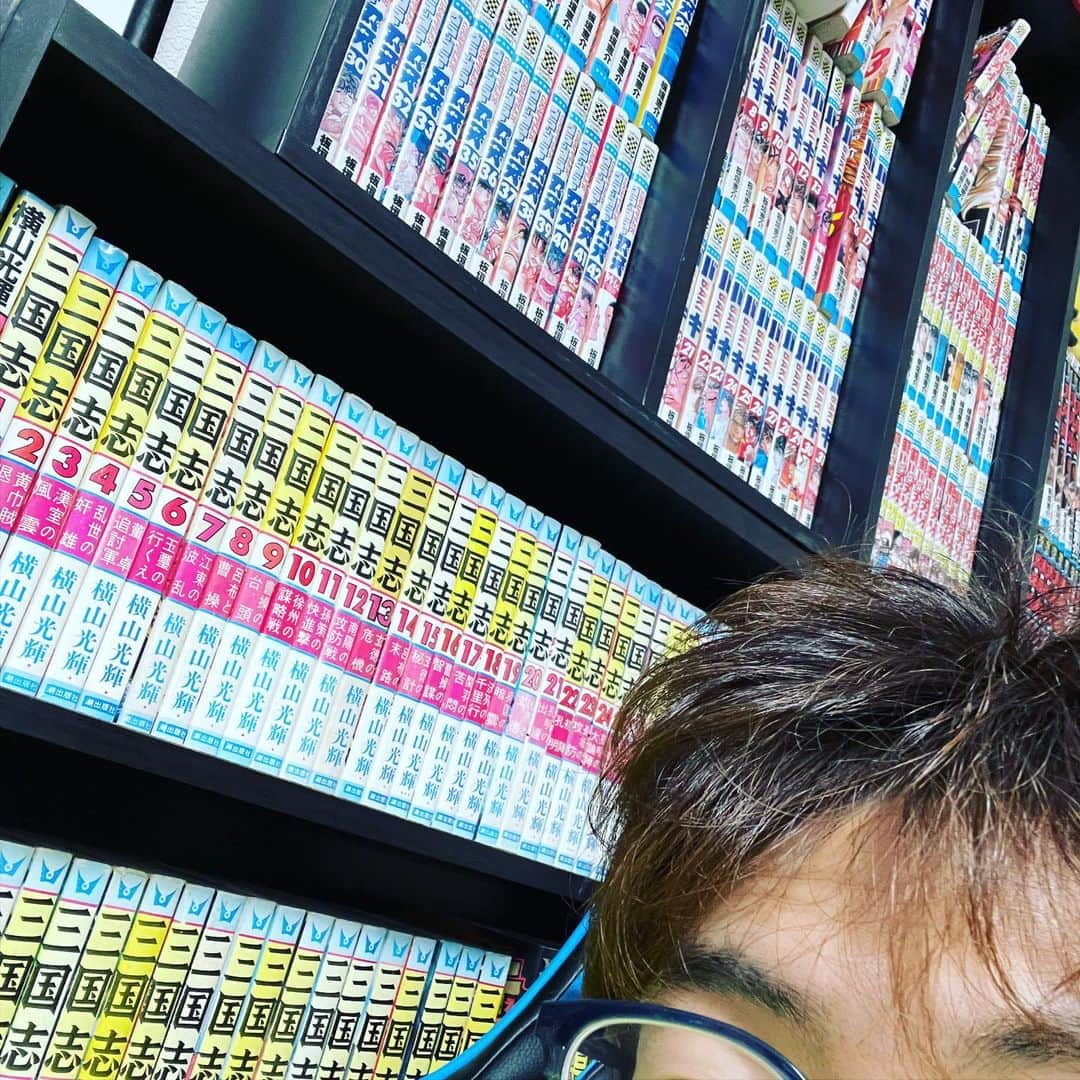 のインスタグラム：「三国志に押し潰される初夢を見たので、転倒防止シートを本棚に設置することを決めました。」