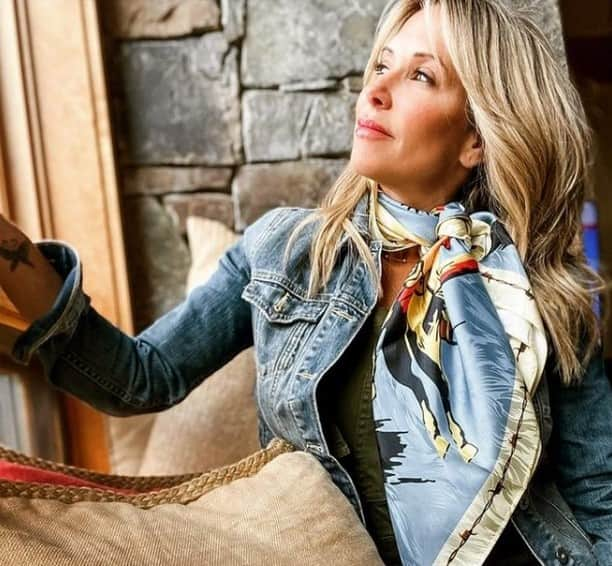 ロックマウントのインスタグラム：「Silk scarves can provide a nice splash of color and can be worn multiple ways. Thanks to @johnnyjunevintage and @theyankeeandthepeach for sharing this great photo of Rockmount silk scarf no. 4112-DENIM. Shop our entire silk scarf collection at rockmount.com. #rockmount #rockmountranchwear #denver #colorado」