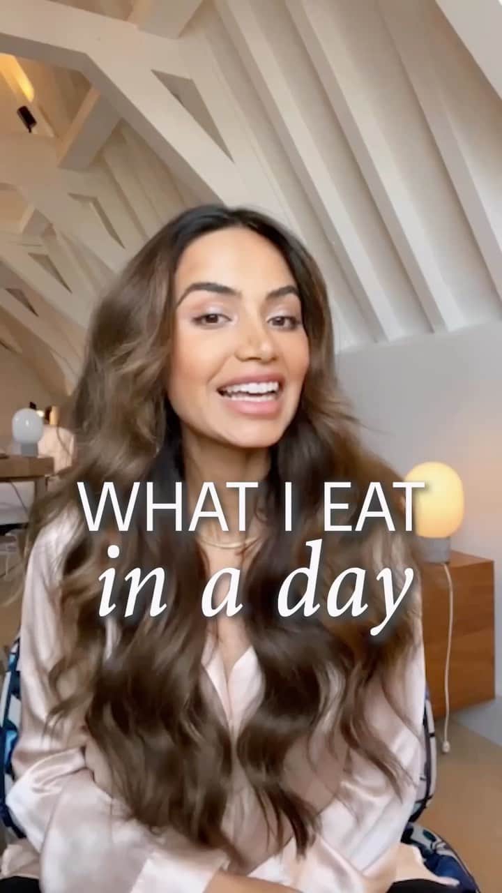 Diipa Büller-Khoslaのインスタグラム：「Soo what better month to start this than January! I strongly believe that gut health directly reflects on your outside and that's why I like to eat clean and healthy. This diet paired with @vitabiotics #Wellbio Live Cultures, really gives me the best results. What is your favourite meal of the day?」