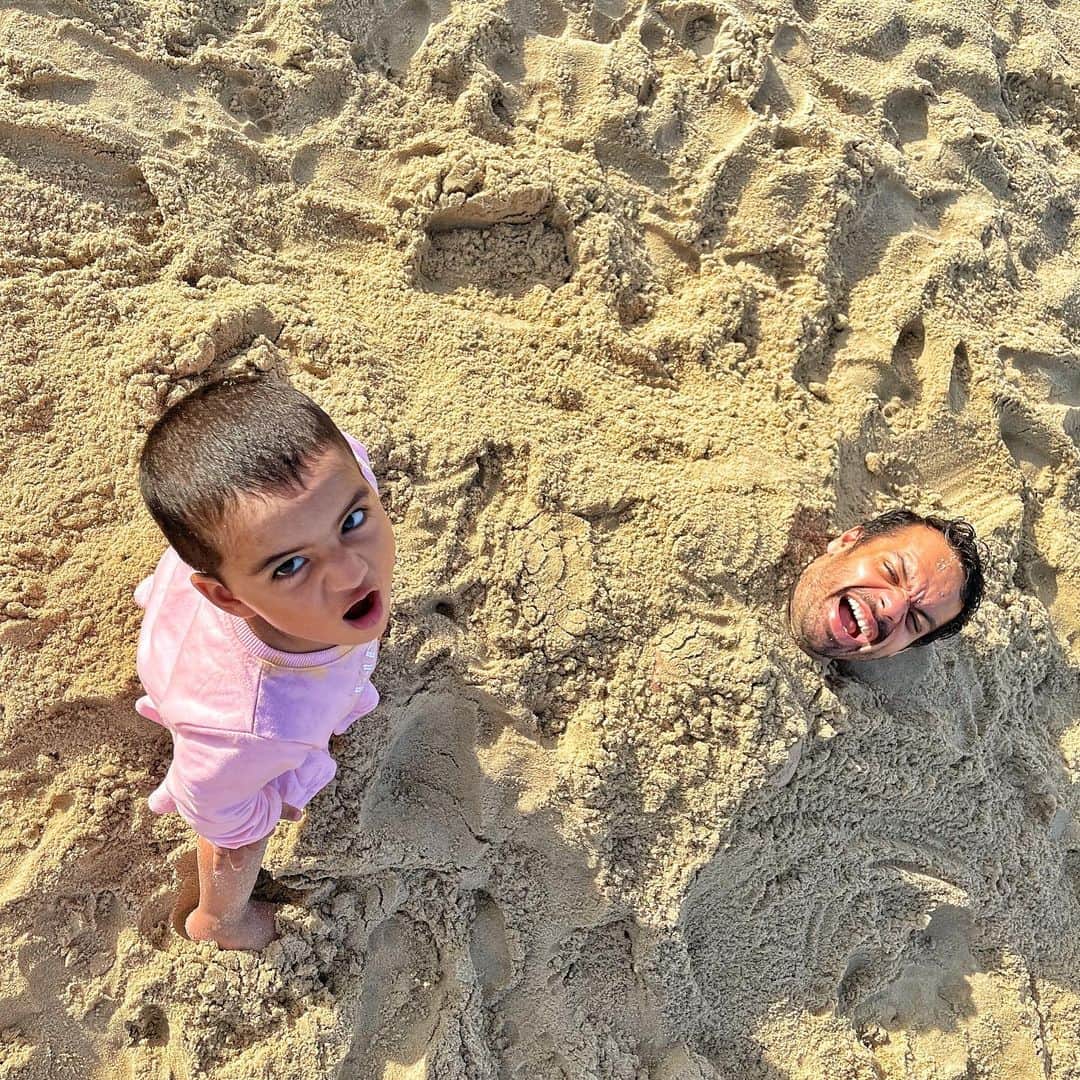 Gaurav Tanejaのインスタグラム：「When Rashu says Politely but papa ignores . #flyingbeast #beach #LaaLoo」