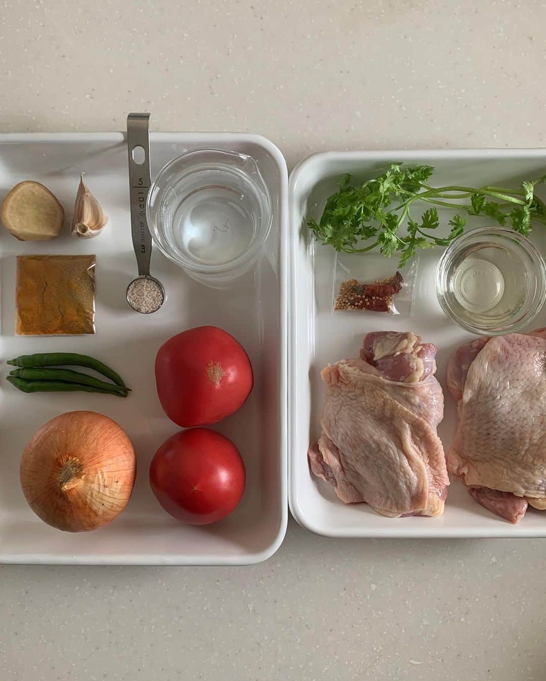 松見早枝子さんのインスタグラム写真 - (松見早枝子Instagram)「そろそろ食べたくなるね。と、久しぶりの#ケララチキン 🍛でした🥄 ・ 私のレシピは本来、辛めだけれど、秋冬は唐辛子を控えて辛さをほんのりと効かせるのが、薬膳的におすすめです👌 ・ 辛さの感じ方は人それぞれ大きく違いますが、その人にとっての”すごく辛い“は体を冷やし、“適度な辛み”は体を温めてくれます🌟 ・ 熱を帯びやすく、体に湿気が溜まる夏は、前者も有効👌 でも秋冬は、後者がおすすめなのです❗️ ・ #スパイスカレー は夏だけのものでなく、秋冬も適度に取り入れると内臓や脳を刺激してくれるのでスッキリします😊✨ ・ 私は今時期は、4枚目の材料カットにある青唐辛子と、仕上げのテンパリング(香味油)用の赤唐辛子を入れずに作っています😉 ・ 青唐辛子風なものは、サヤインゲンの小口切り。 ・ 息子もキャンドルに点火してほどなく、ヒーヒーすることなく喜んで完食しました😁👌 ・ ・ #インドカレー #料理教室トロン オリジナルの#薬膳スパイスカレー の#オーガニックスパイス ミックス&レシピより🌟」1月8日 1時21分 - saekomatsumi