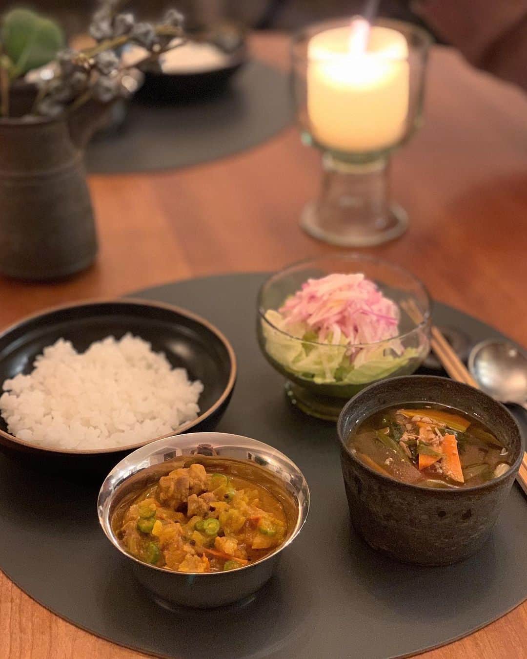 松見早枝子さんのインスタグラム写真 - (松見早枝子Instagram)「そろそろ食べたくなるね。と、久しぶりの#ケララチキン 🍛でした🥄 ・ 私のレシピは本来、辛めだけれど、秋冬は唐辛子を控えて辛さをほんのりと効かせるのが、薬膳的におすすめです👌 ・ 辛さの感じ方は人それぞれ大きく違いますが、その人にとっての”すごく辛い“は体を冷やし、“適度な辛み”は体を温めてくれます🌟 ・ 熱を帯びやすく、体に湿気が溜まる夏は、前者も有効👌 でも秋冬は、後者がおすすめなのです❗️ ・ #スパイスカレー は夏だけのものでなく、秋冬も適度に取り入れると内臓や脳を刺激してくれるのでスッキリします😊✨ ・ 私は今時期は、4枚目の材料カットにある青唐辛子と、仕上げのテンパリング(香味油)用の赤唐辛子を入れずに作っています😉 ・ 青唐辛子風なものは、サヤインゲンの小口切り。 ・ 息子もキャンドルに点火してほどなく、ヒーヒーすることなく喜んで完食しました😁👌 ・ ・ #インドカレー #料理教室トロン オリジナルの#薬膳スパイスカレー の#オーガニックスパイス ミックス&レシピより🌟」1月8日 1時21分 - saekomatsumi