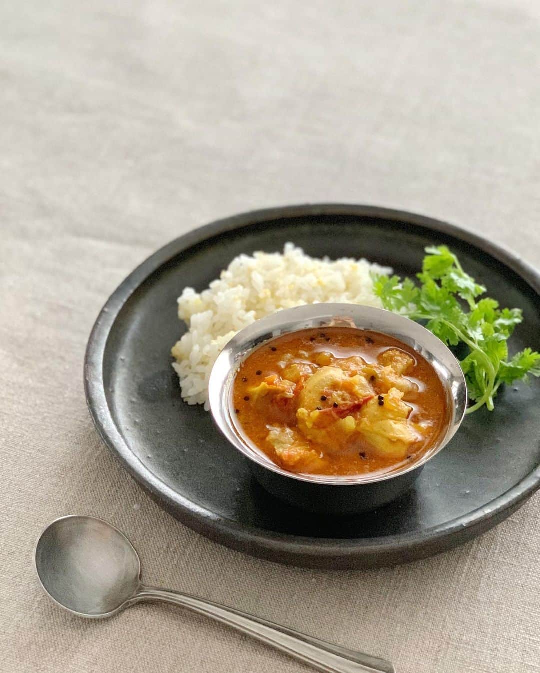 松見早枝子さんのインスタグラム写真 - (松見早枝子Instagram)「そろそろ食べたくなるね。と、久しぶりの#ケララチキン 🍛でした🥄 ・ 私のレシピは本来、辛めだけれど、秋冬は唐辛子を控えて辛さをほんのりと効かせるのが、薬膳的におすすめです👌 ・ 辛さの感じ方は人それぞれ大きく違いますが、その人にとっての”すごく辛い“は体を冷やし、“適度な辛み”は体を温めてくれます🌟 ・ 熱を帯びやすく、体に湿気が溜まる夏は、前者も有効👌 でも秋冬は、後者がおすすめなのです❗️ ・ #スパイスカレー は夏だけのものでなく、秋冬も適度に取り入れると内臓や脳を刺激してくれるのでスッキリします😊✨ ・ 私は今時期は、4枚目の材料カットにある青唐辛子と、仕上げのテンパリング(香味油)用の赤唐辛子を入れずに作っています😉 ・ 青唐辛子風なものは、サヤインゲンの小口切り。 ・ 息子もキャンドルに点火してほどなく、ヒーヒーすることなく喜んで完食しました😁👌 ・ ・ #インドカレー #料理教室トロン オリジナルの#薬膳スパイスカレー の#オーガニックスパイス ミックス&レシピより🌟」1月8日 1時21分 - saekomatsumi