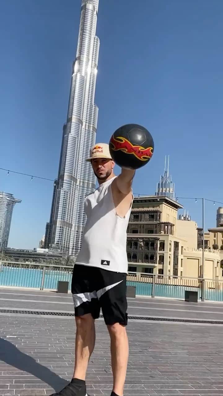 ショーン・ガルニエのインスタグラム：「Rate this video between 1 & 10 ! ⚽️🔥 🔸 #SeanGarnier #Football #Freestyle #Dubai #2021」