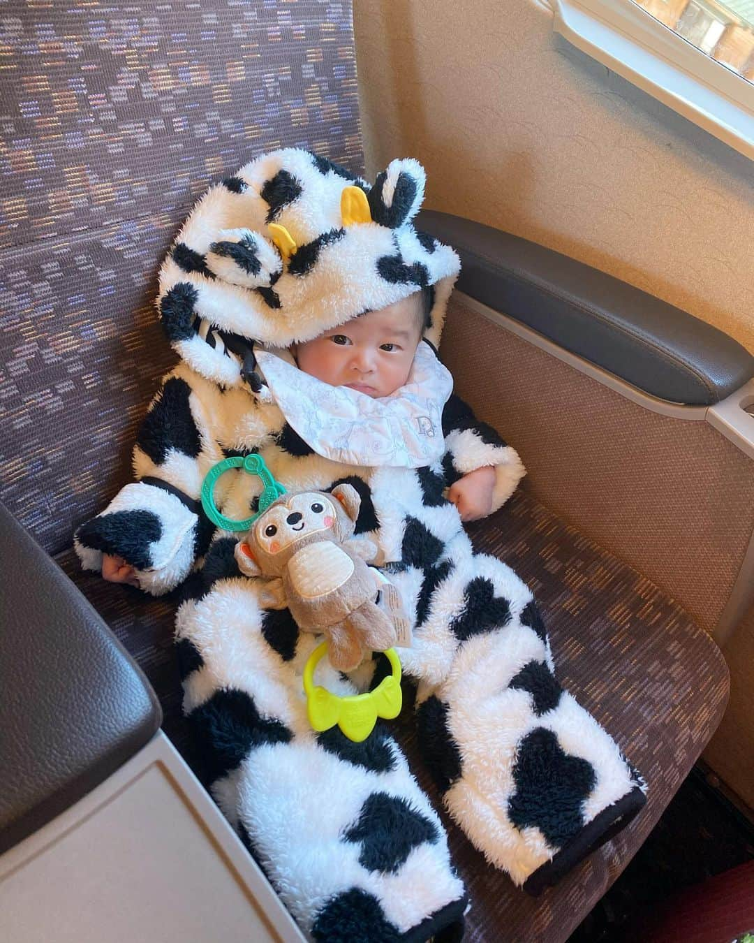 DJ JUICYのインスタグラム：「我が家の牛さん🐄👶🏻💙  お利口さんに新幹線デビューできました👏💯💯  この座り方ょ😆笑  3時間半🚄1度も泣く事はなく！ 🍼飲んでずっと寝てました☺️💕  ホントに手がかからない子で、スっごく助かってます☺️   これも今だけなのかな...?🤔  BABYって 3歳までは本能のまま行動するみたいなので、、、  幅広く対応できるママ目指すょ⤴️👩🏻💓  #息子 #生後3か月  #新幹線デビュー #グリーン車 #くつろぎ感ハンパない」