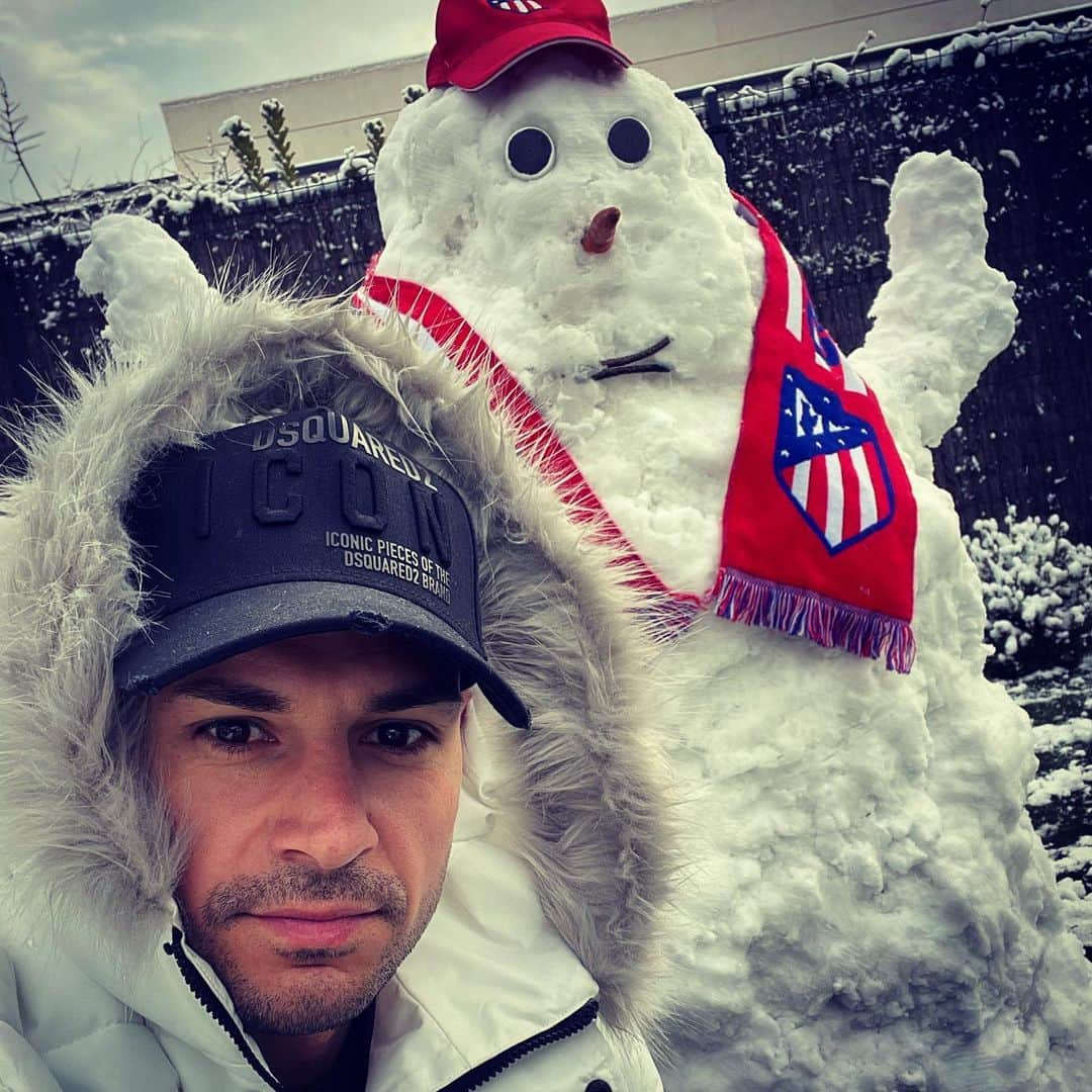 ビクトル・マチン・ペレスさんのインスタグラム写真 - (ビクトル・マチン・ペレスInstagram)「❄️☃️🔴⚪️  @letirodriguezp」1月8日 1時36分 - vitolomperez20