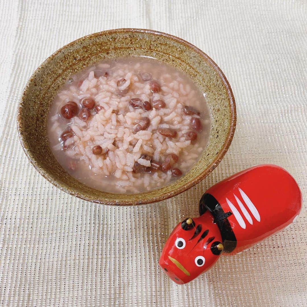 のインスタグラム：「無病息災を祈って♡  私のお家は七草粥ではなく、小豆粥を食べます!!! 小豆もほくほくに煮て、ほんのり甘いお粥♡ でも優しい味過ぎて、いつもごま塩たくさんふって食べます笑  地元福島県の郷土玩具赤べこも無病息災を祈る張子人形です♡  1日でも早く終息して、みんなの笑顔が見れる世界になりますように!!!  #七草粥 #小豆粥 #赤べこ #丑年」