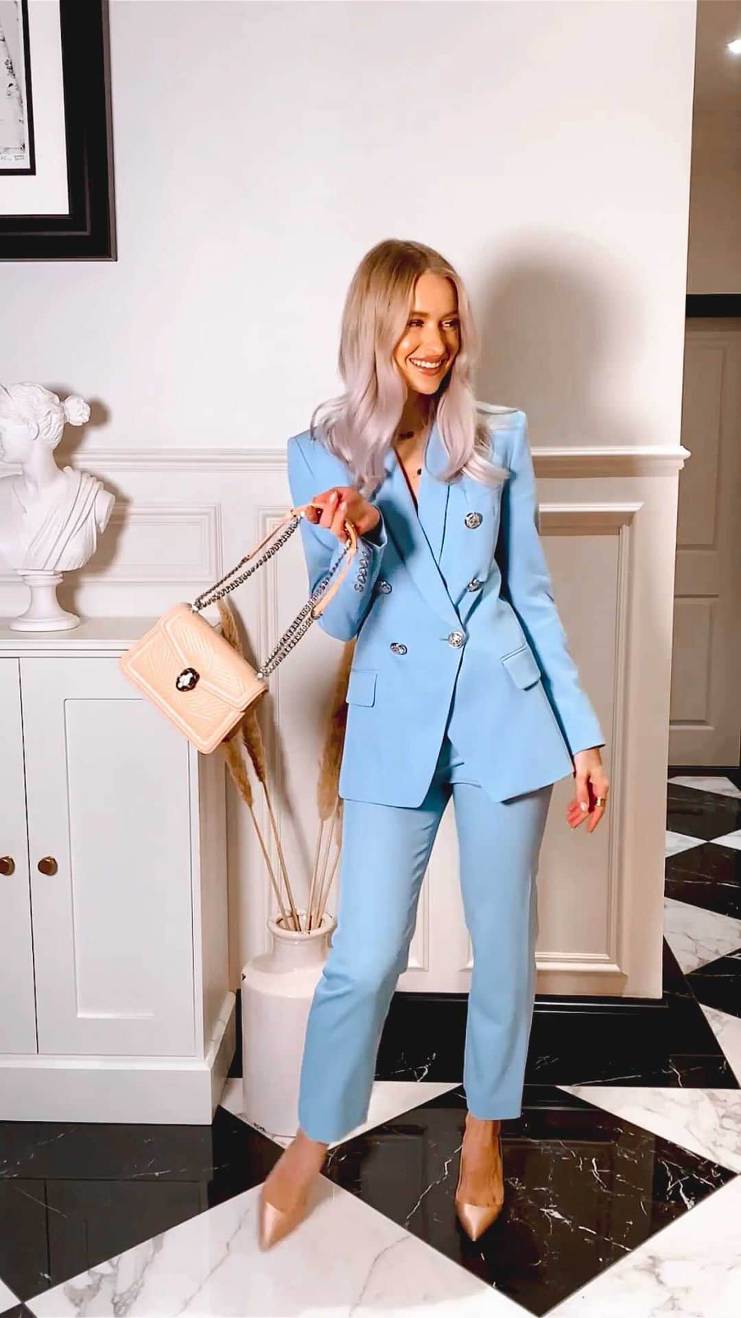 ビクトリアのインスタグラム：「ad. The Spring @bulgari bags have landed and the colours are so beautiful this season. How pretty are the pastels?! Which is your favourite, from 1-4? #BvlgariAccessories」