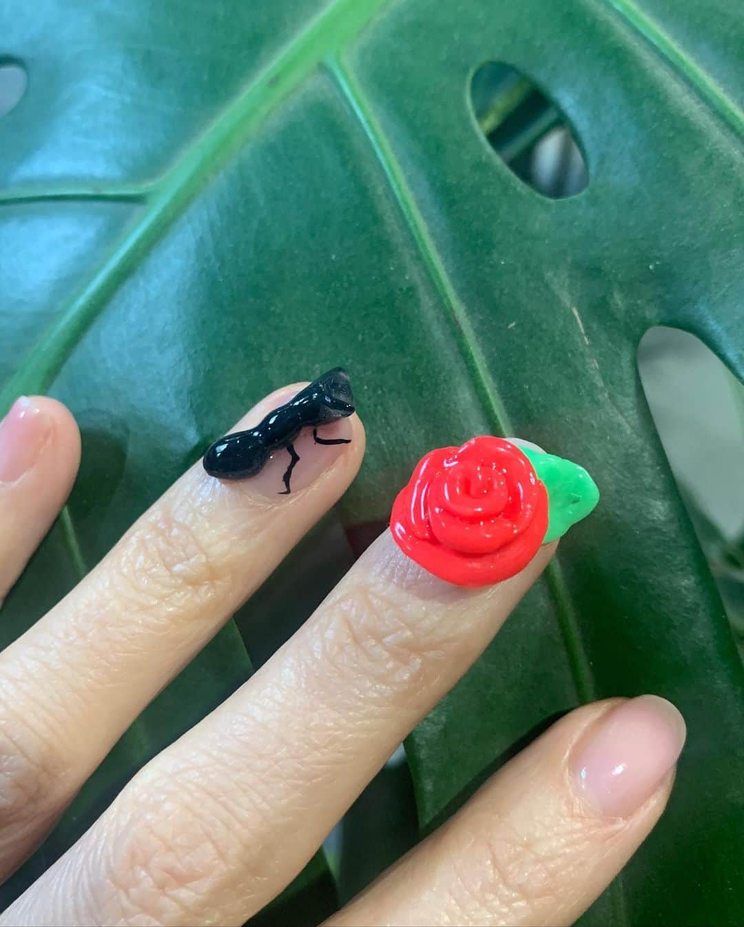 Mei Kawajiriさんのインスタグラム写真 - (Mei KawajiriInstagram)「Rose and Ant 🌹🐜 薔薇と蟻  #shortnails #nailsbymei」1月8日 1時32分 - nailsbymei